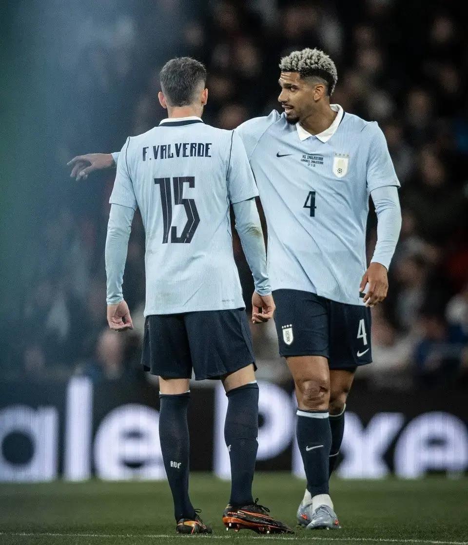 有意思！从死敌队长到国家队友，关键是他们是如何做到的呢？肯定是不简单的事。

乌