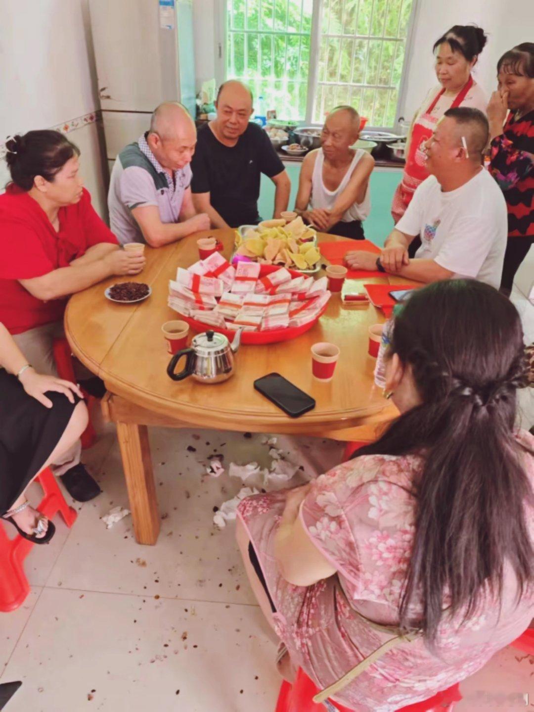 江西农村，定亲交彩礼的大场面。桌上红色盆子里面，目测有多少个w？[赞] 