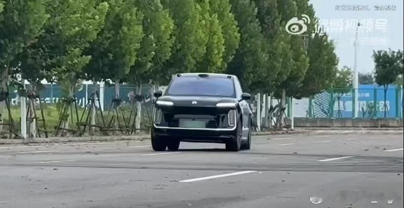 es9 这台车，不是为激烈驾驶而生的。同样的路我拿他跑过 18/36米绕桩。由于