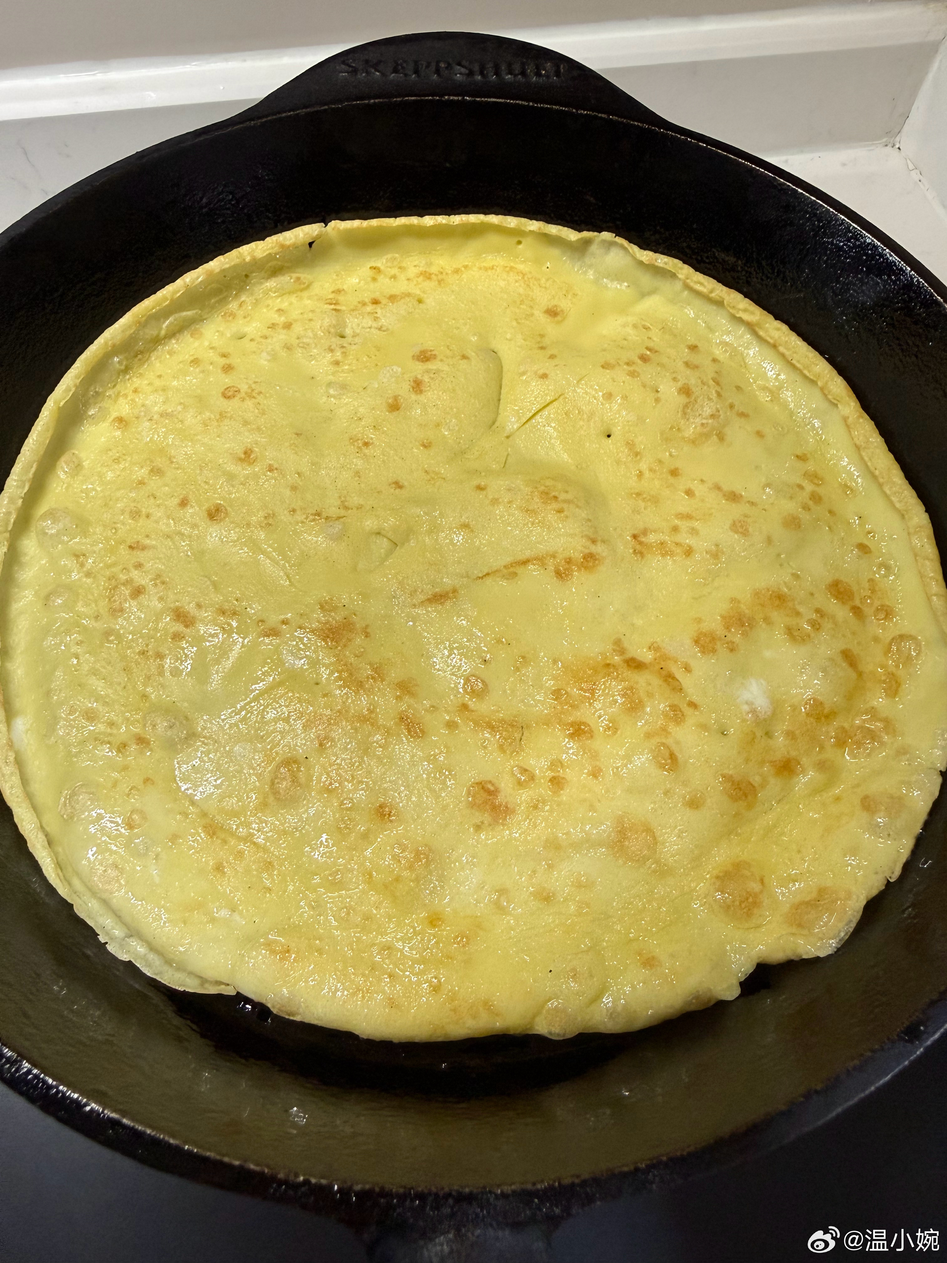 早，在给孩子们摊鸡蛋饼 ​​​