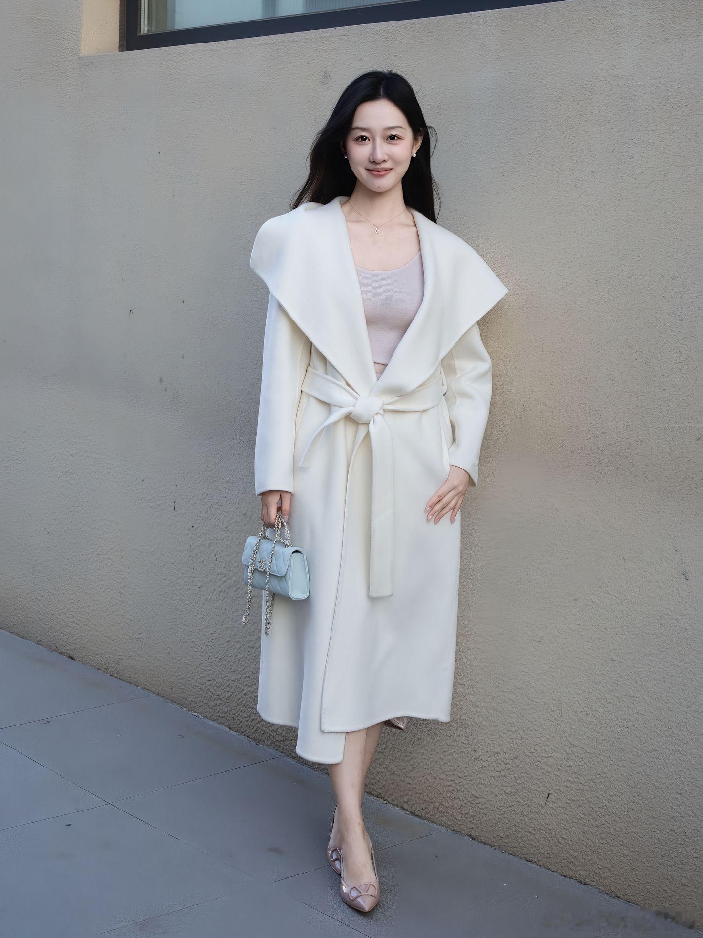 今天穿什么 粉色连衣裙配白色外搭美女绘梦长廊