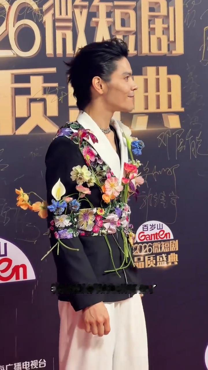 看到这瞬间就理解向左了，其实他真的很努力证明自己。六月十五日，向左在访谈中大方承
