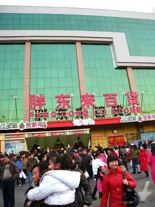 首先，咱得承认，社会对“犯过错的人”多少有点偏见，找工作难上加难。胖东来愿意给他