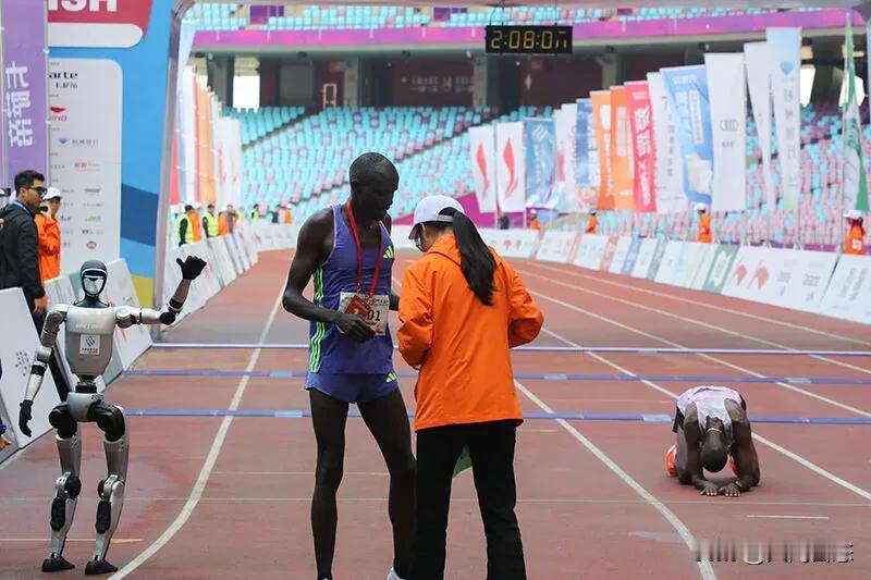 杭州国际马拉松。三名黑人包揽前三名
杭州国际马拉松今日开跑。参赛人数36000人