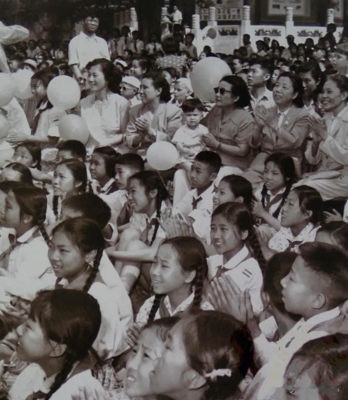 1961年6月1日，首都少年儿童在北京景山公园内的北京市少年宫举行了盛大的“六一