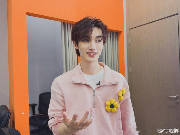 黄子弘凡丁程鑫 次元壁破了丁程鑫狐耳cha黄子弘凡丁程鑫的梦幻联动，直接把我的期