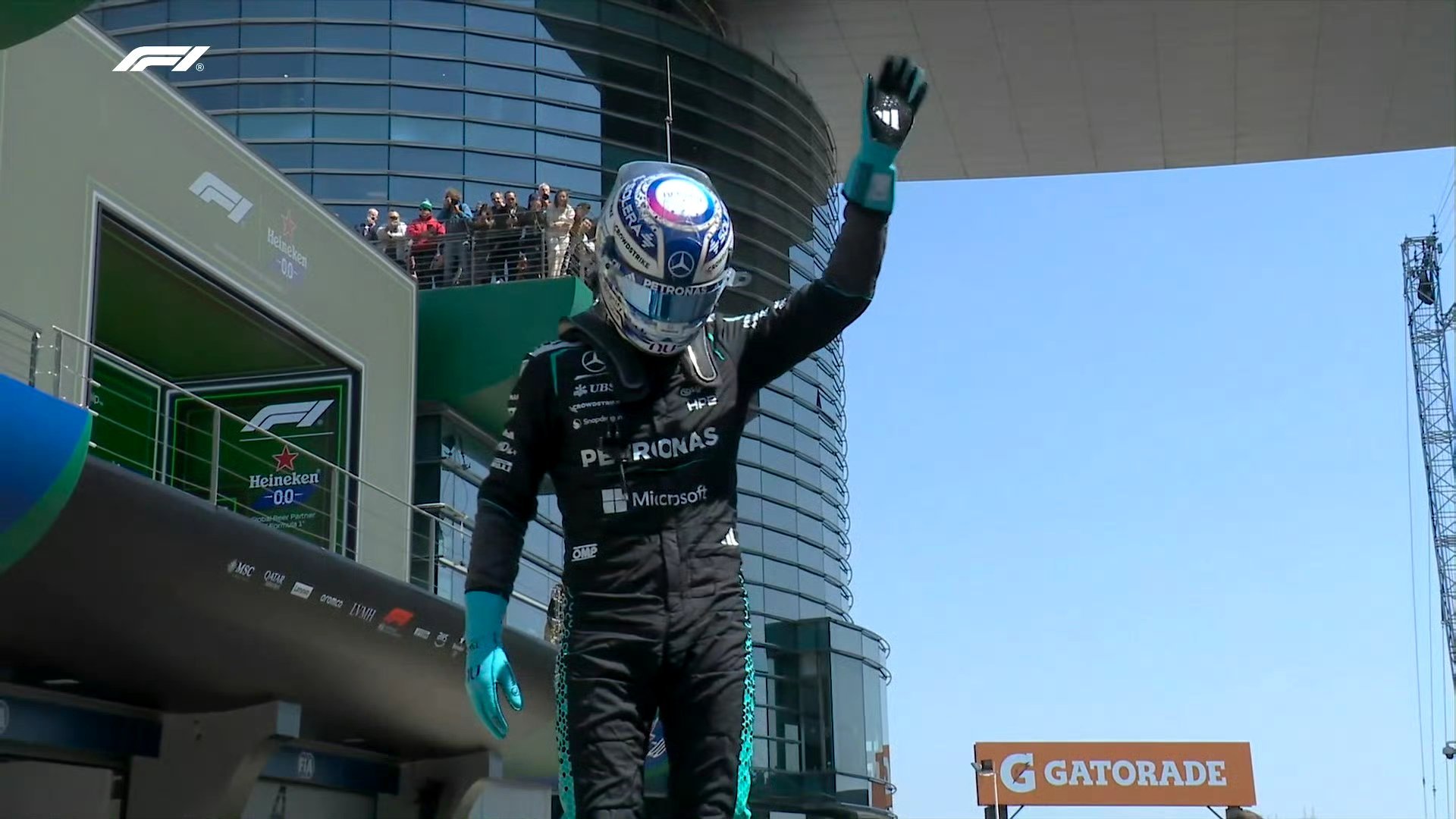 拉塞尔夺f1中国站冲刺赛冠军拉塞尔全程节奏在线，顶住缠斗和安全车干扰，稳稳拿下中