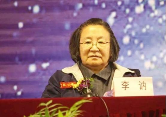 毛泽东逝世后，每逢毛泽东的生日，一个穿着破烂的妇人都会排队进入毛泽东纪念堂，直到