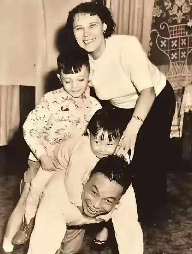 1941年，蒋经国给蒋介石信中写道：“秘书章亚若怀孕了，请求准许结婚。”蒋介石回