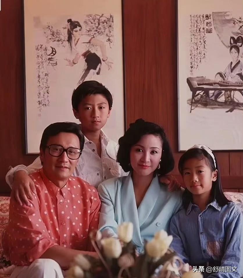 他的人生够圆满了
长相帅气，事业巅峰、儿女双全，美女相伴。
还有两个帅气的孙子。