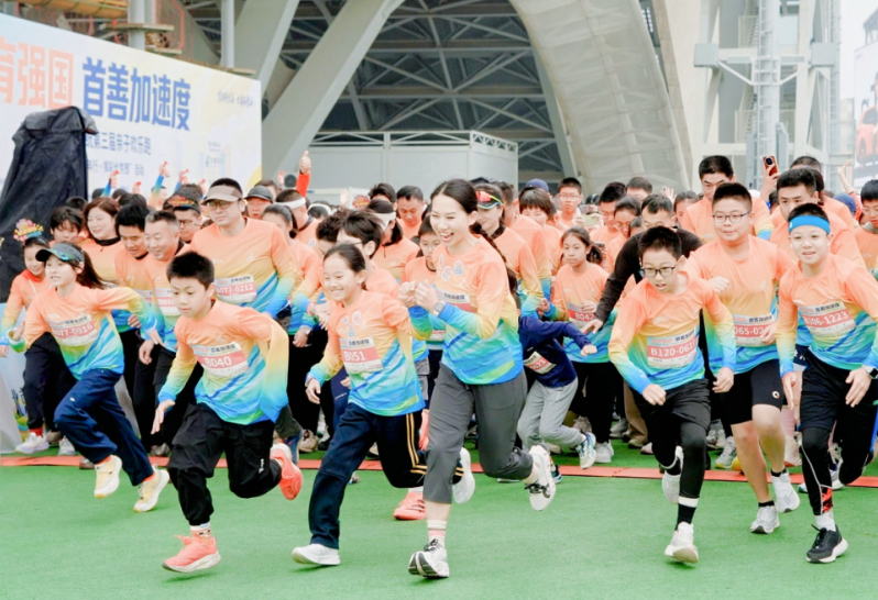 京津冀400余组家庭“跑”进首钢园