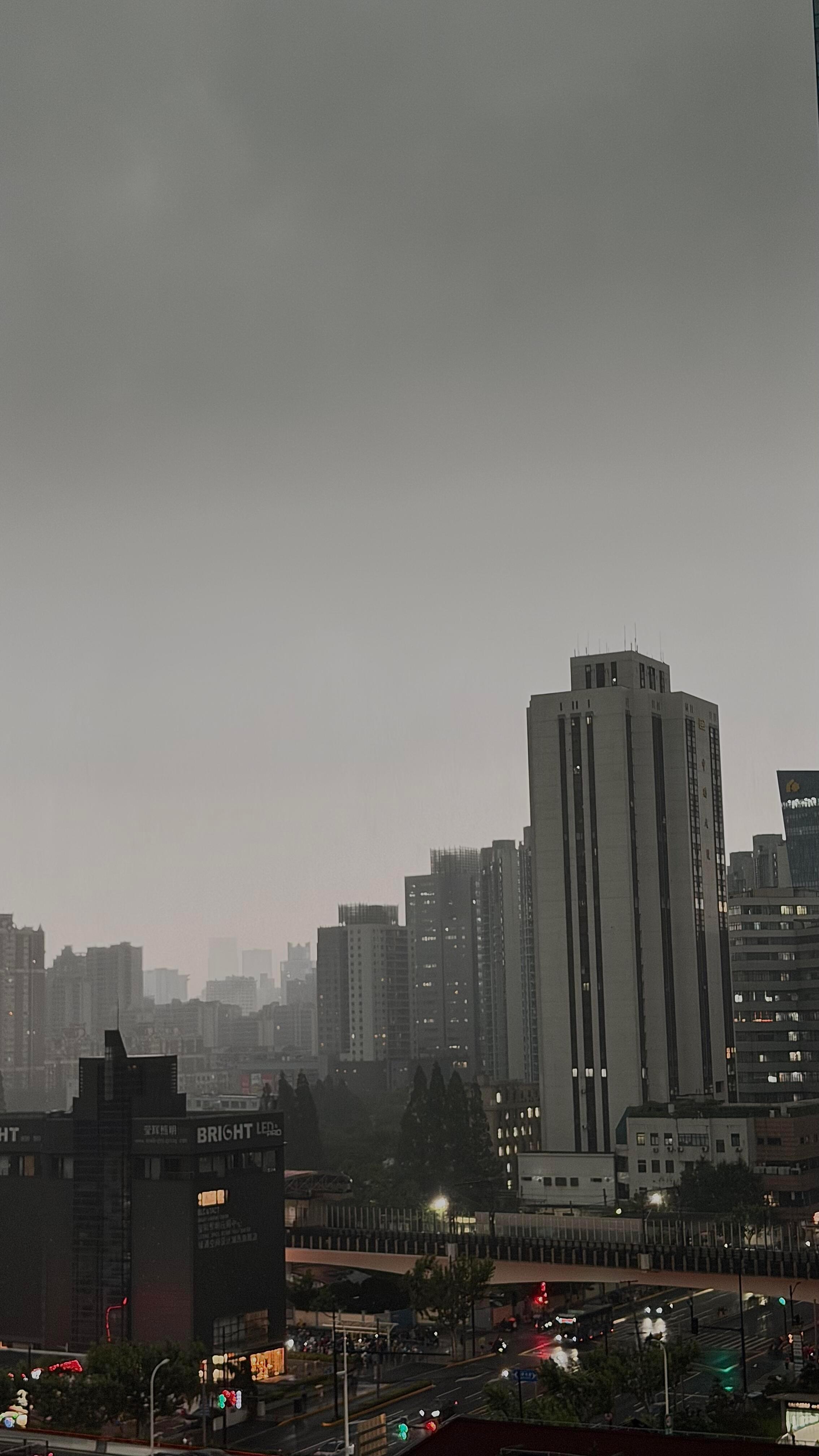 赶在狂风暴雨落下前几秒钟，把车停到家里地库了！安心！魔都又乌云压顶了（网图，不是