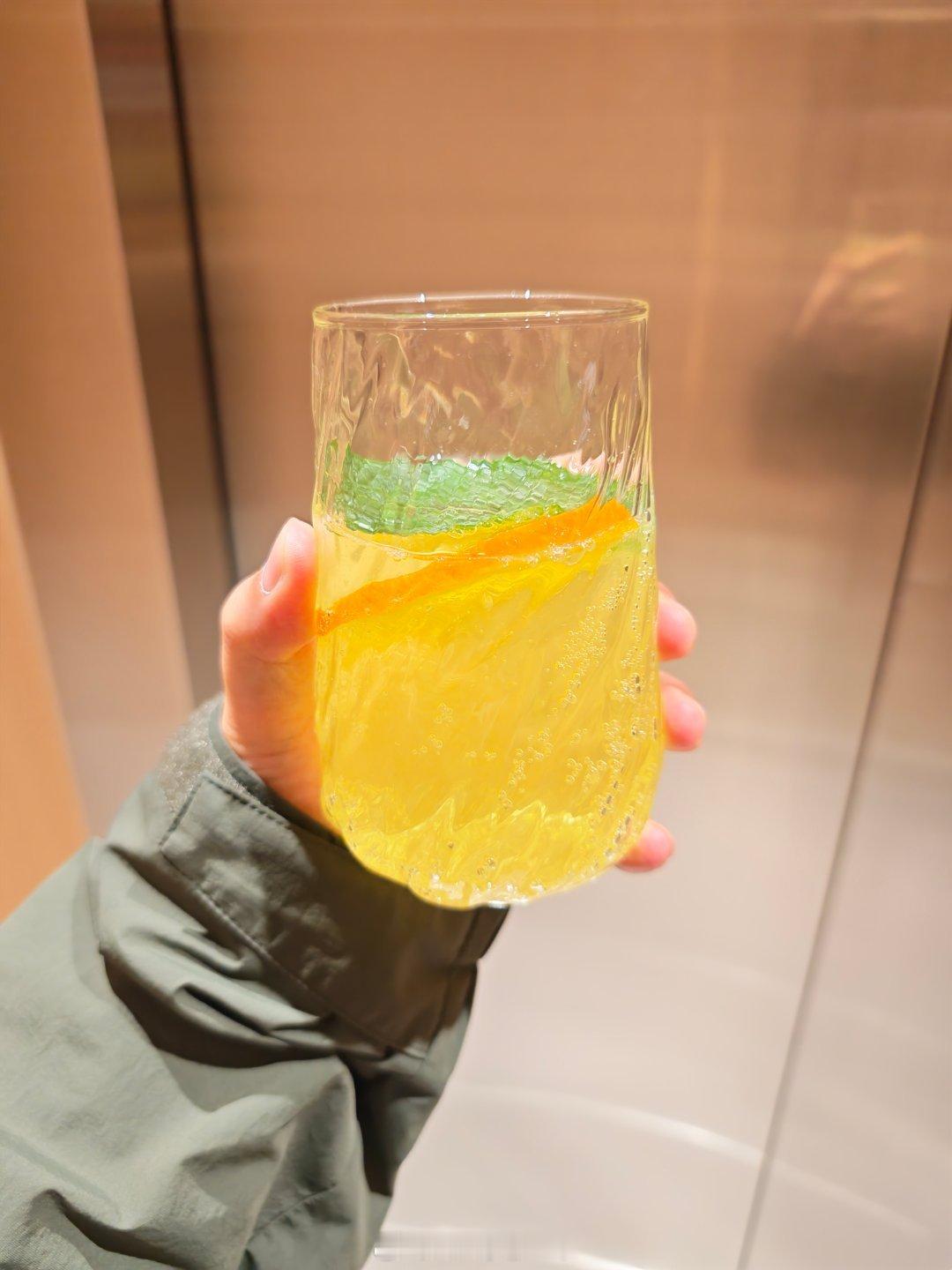 今天鸿蒙智行的夏日特饮，甜气泡水，还是可乐好喝点