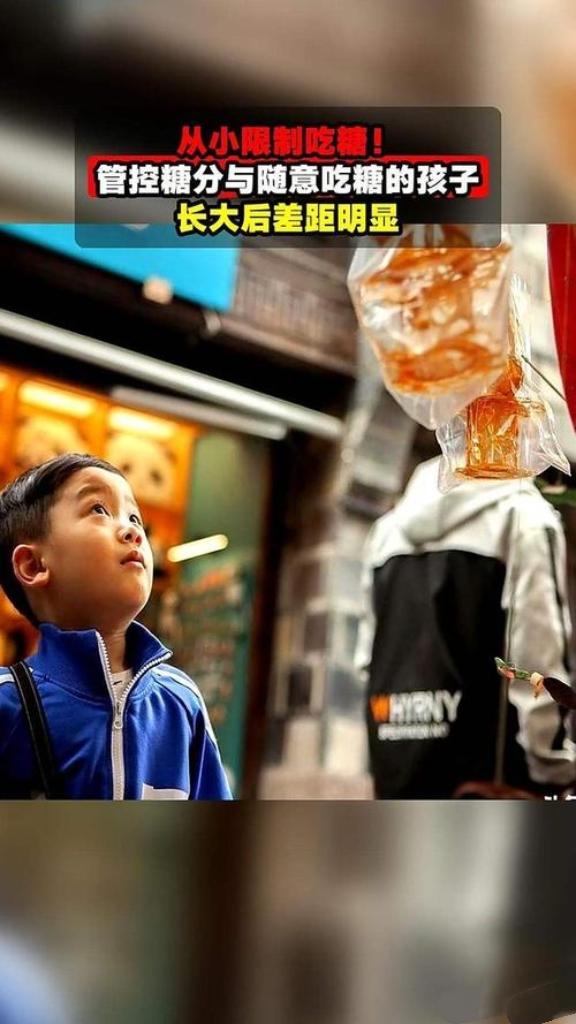小男孩眼巴巴，拽着妈妈衣角不停追问：“妈妈，这个能吃吗？那个呢？”从水果到玩具，