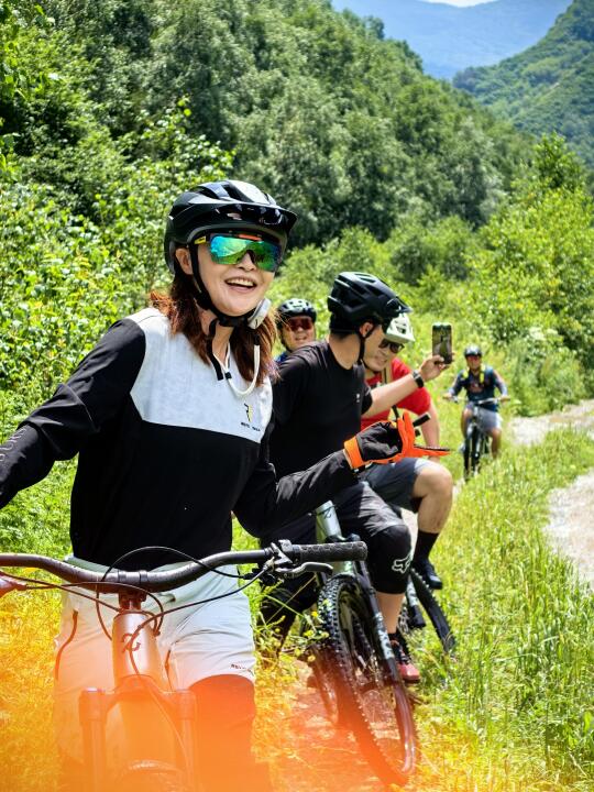 “泥泞勋章”才是山地车女孩最炫战袍