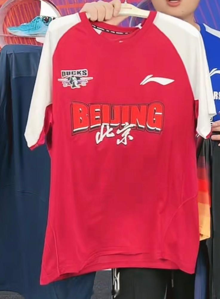 cba 这件首钢的投篮热身服。。。有点。。。我很难想象赛前热身，球员穿着这个在我