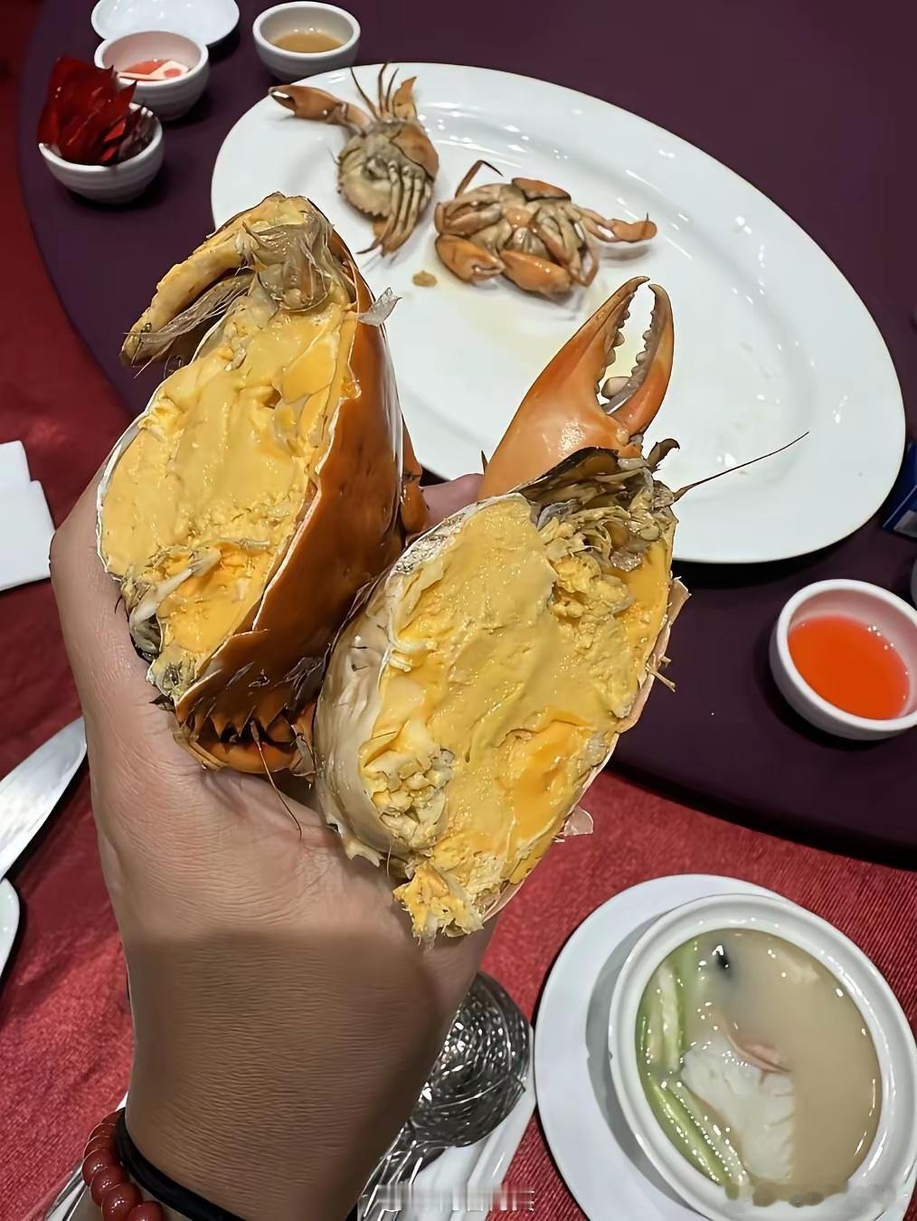 网友400块买的膏蟹，问值不值？可是做海鲜的亲戚说这是人工“注膏”的。