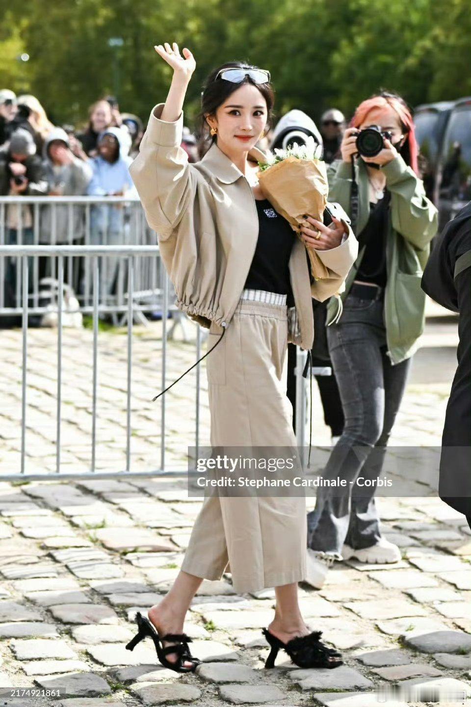 杨幂这套造型最吸精的就是她的高跟鞋吧[允悲][允悲][允悲][允悲]感觉下一秒就