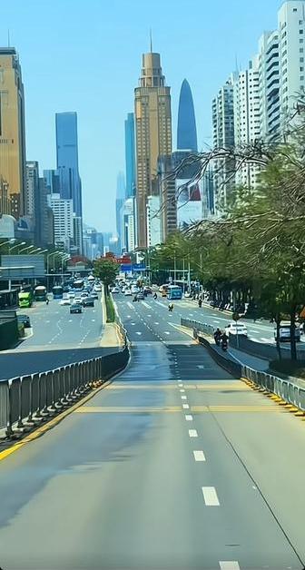 猜猜这是哪座城市？繁华都市的早晨，车流不息，高楼林立，生机勃勃！太漂亮了。不愧是