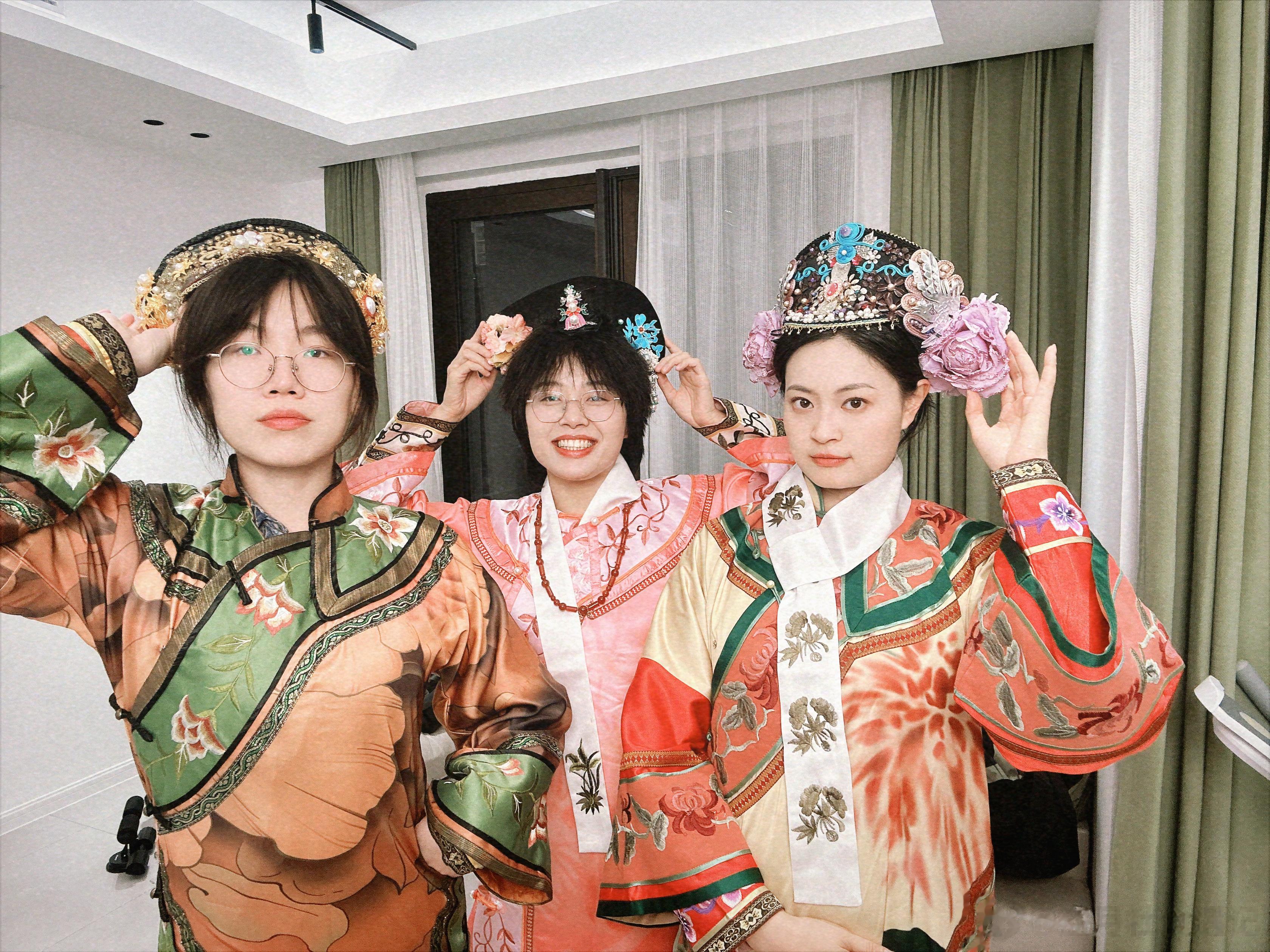 做彼此的开心果吧！嘻嘻。祝大家都开心！ ​​​