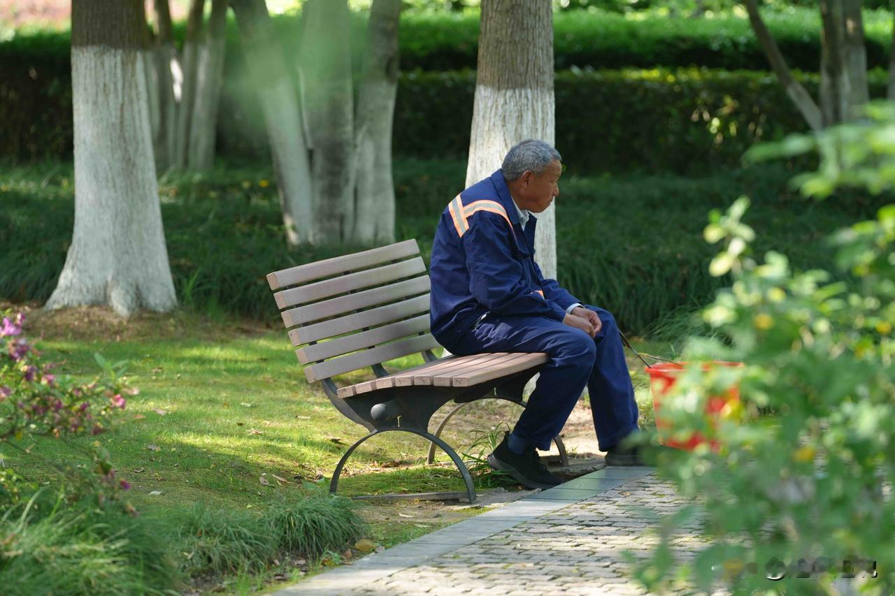 昨天遇到了去年夏天写过的一个鄞州公园的环卫工人，我们互道：五一快乐，劳动光荣！