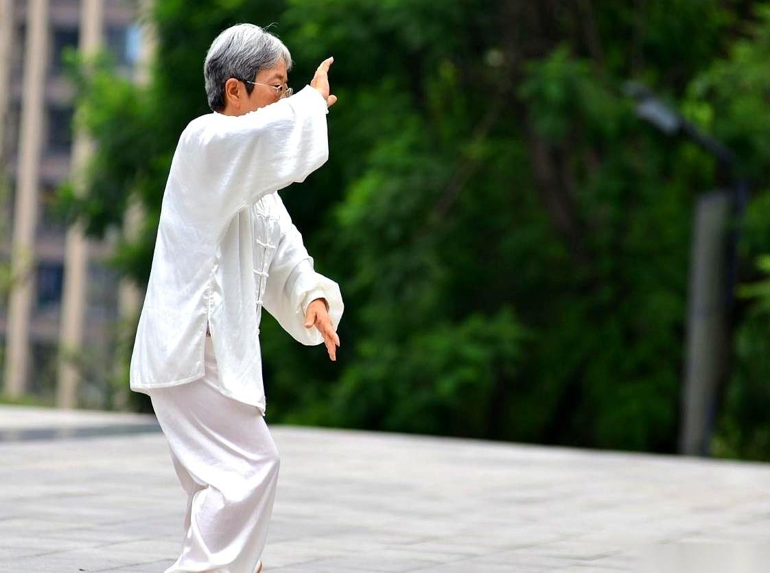 医生轻描淡写一句“你长斑块了”，是不是你脑子里瞬间就拉响了中风预警？
感觉脖子凉