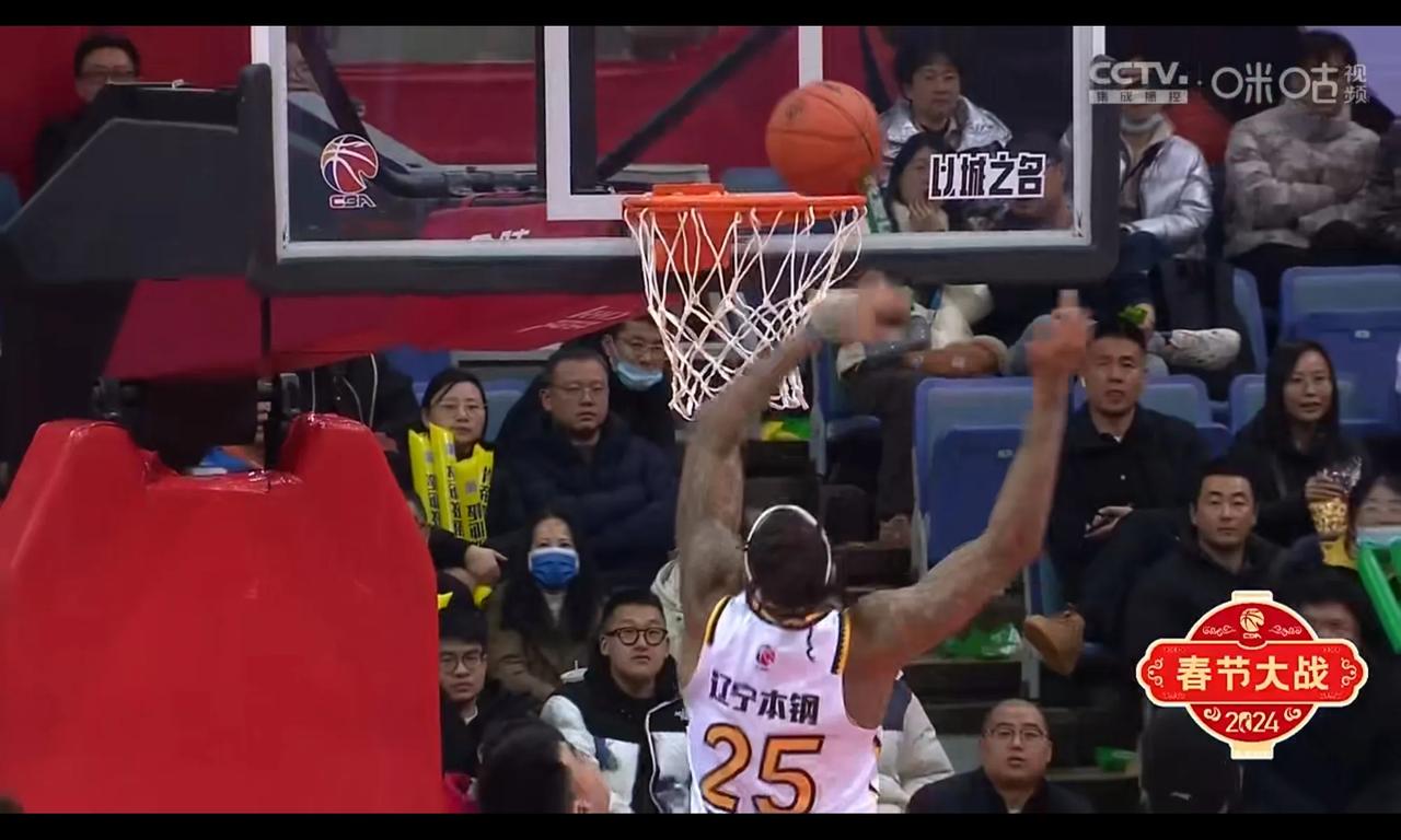 莫兰德防守臭不要脸，手伸进篮圈防守，这是要干什么呢？


辽宁队打江苏，就CBA