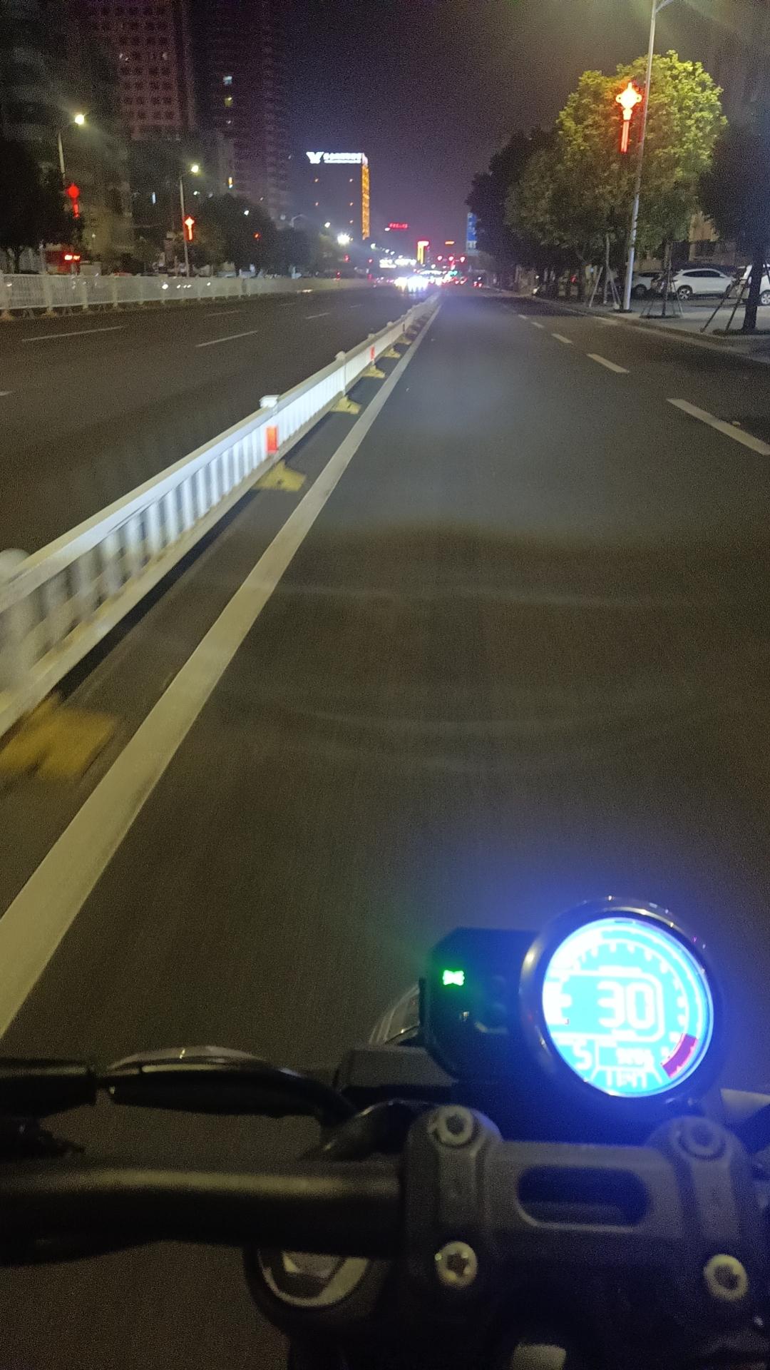凉爽秋风伴前行，
初心仍在有当担。
每晚大道街巡逻，
守护平安排万难。
#便衣警