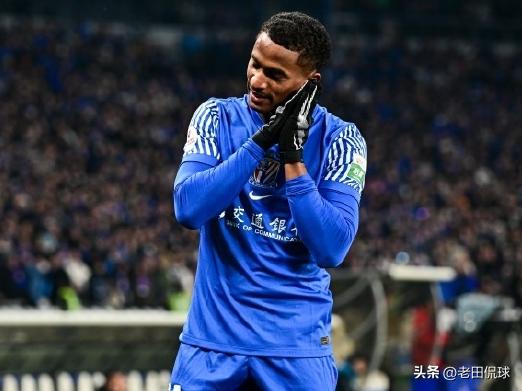 米内罗、李可和吴曦随申花队出征北京…上海申花队今天下午出发前往北京客场，此前遭遇