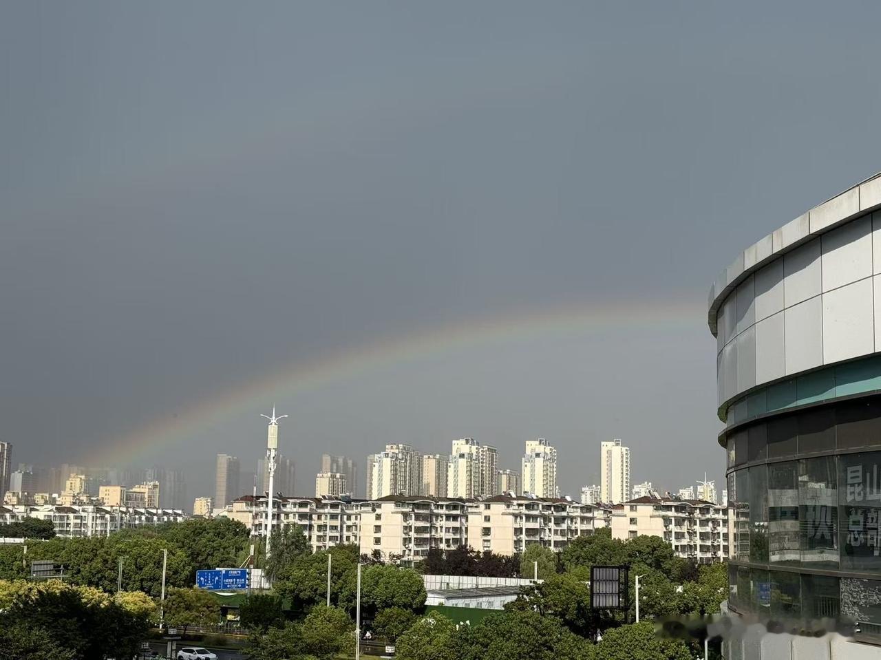 狂风暴雨过后，天空突然出现了一道彩虹！嘿嘿！这天气，说下就下，说出太阳就出太阳，