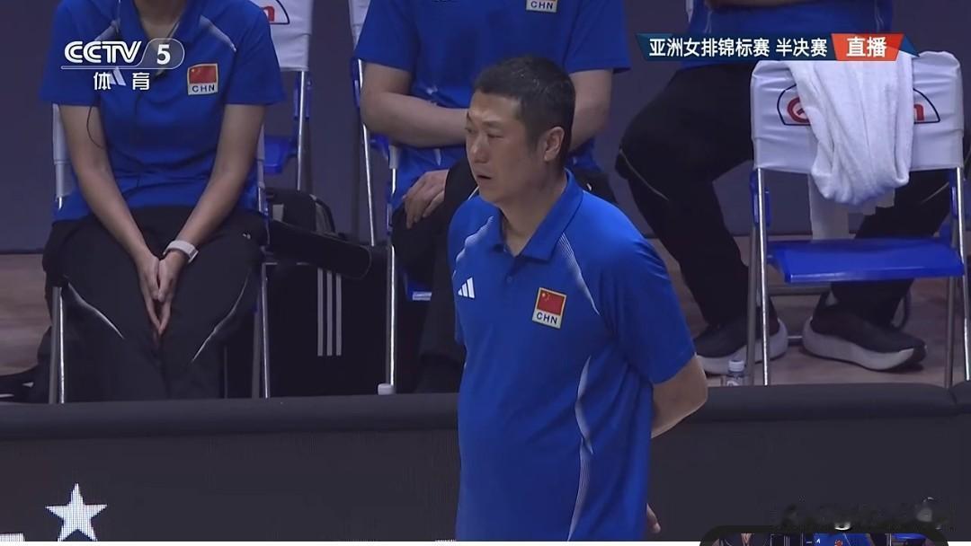 亚锦赛半决赛中国女排3-0横扫伊朗女排，晋级决赛。
   北京时间8月29日晚，