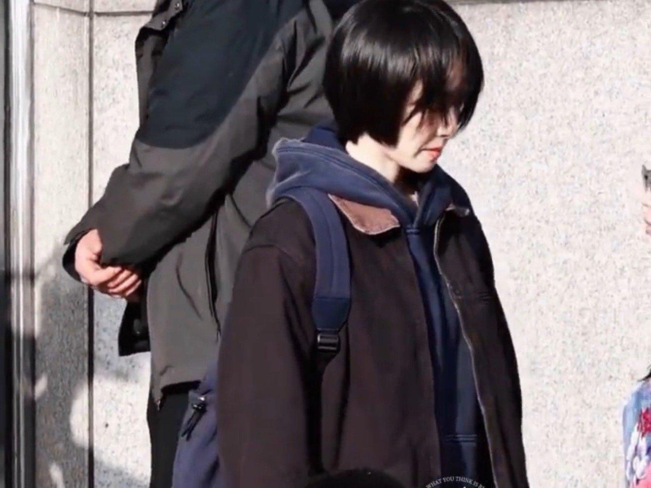 宋茜新剧学生头造型路透宋茜在电视剧《狂花》的新路透来了，蘑菇头造型看起来减龄感十