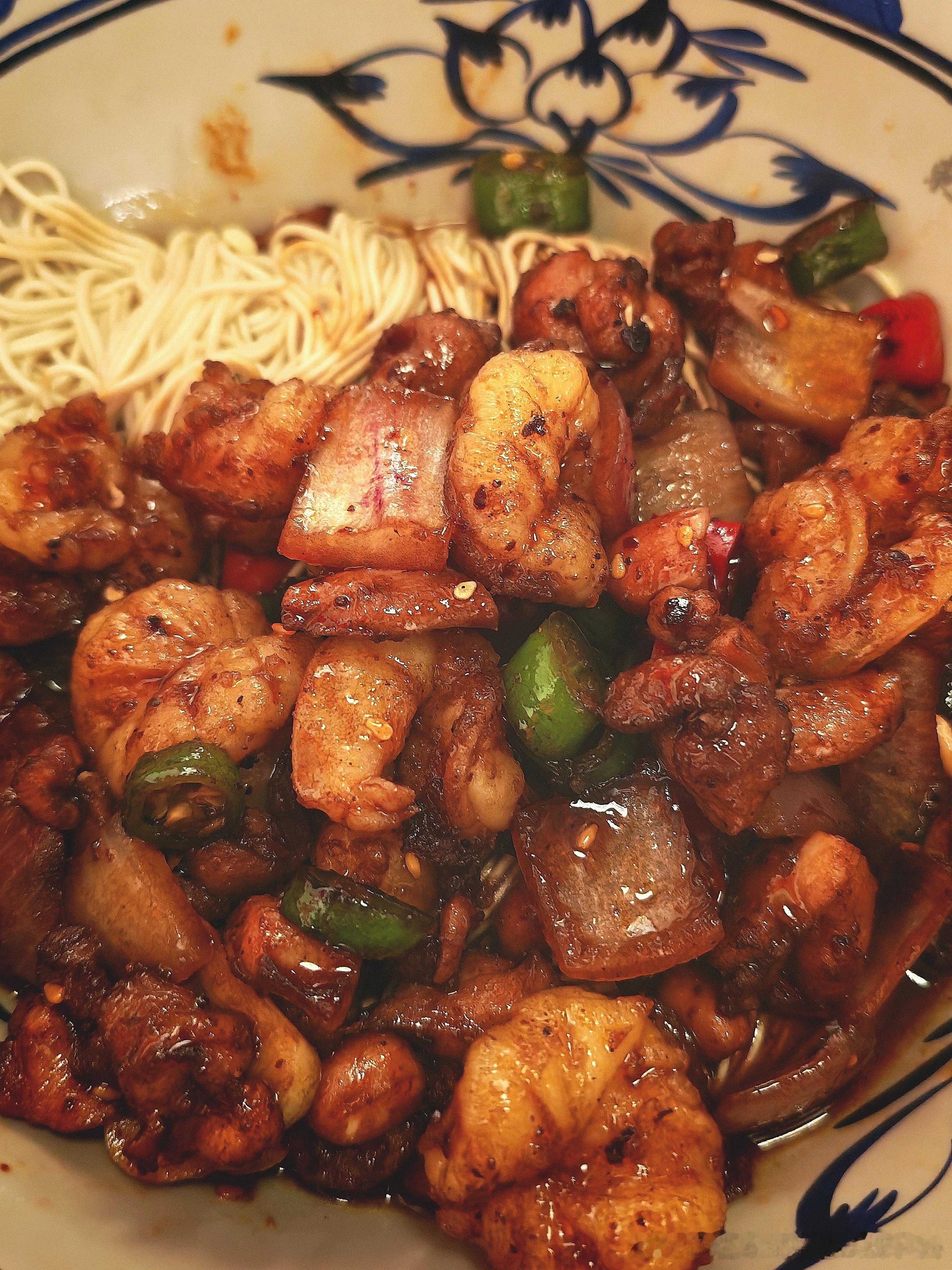 晚饭门口新开的面馆吃了一碗鸡丁虾仁面[写作业]晚上回家那风竟然吹着有点冷了 ​​