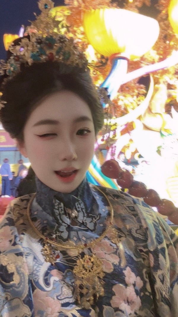 明明穿这身是想当清冷小姐去的 怎么又萌翻全世界了 东阳·清明上河图景区