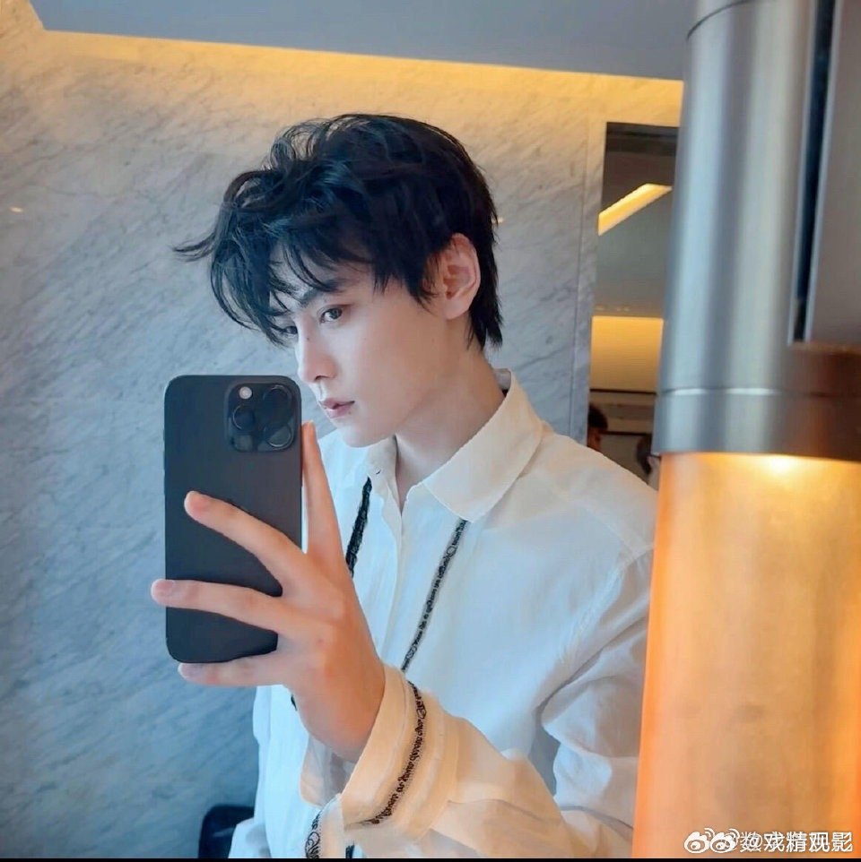 田栩宁才是顶级萌脸烧 一直以为田栩宁是高冷挂的，结果直播里萌脸转场直接让我沦陷，