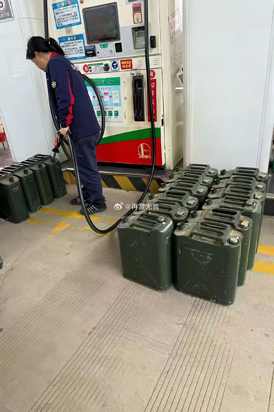 加油站这阵仗，不知道的还以为油不要钱！好家伙，大哥直接拉了一车来装，这得用到明年
