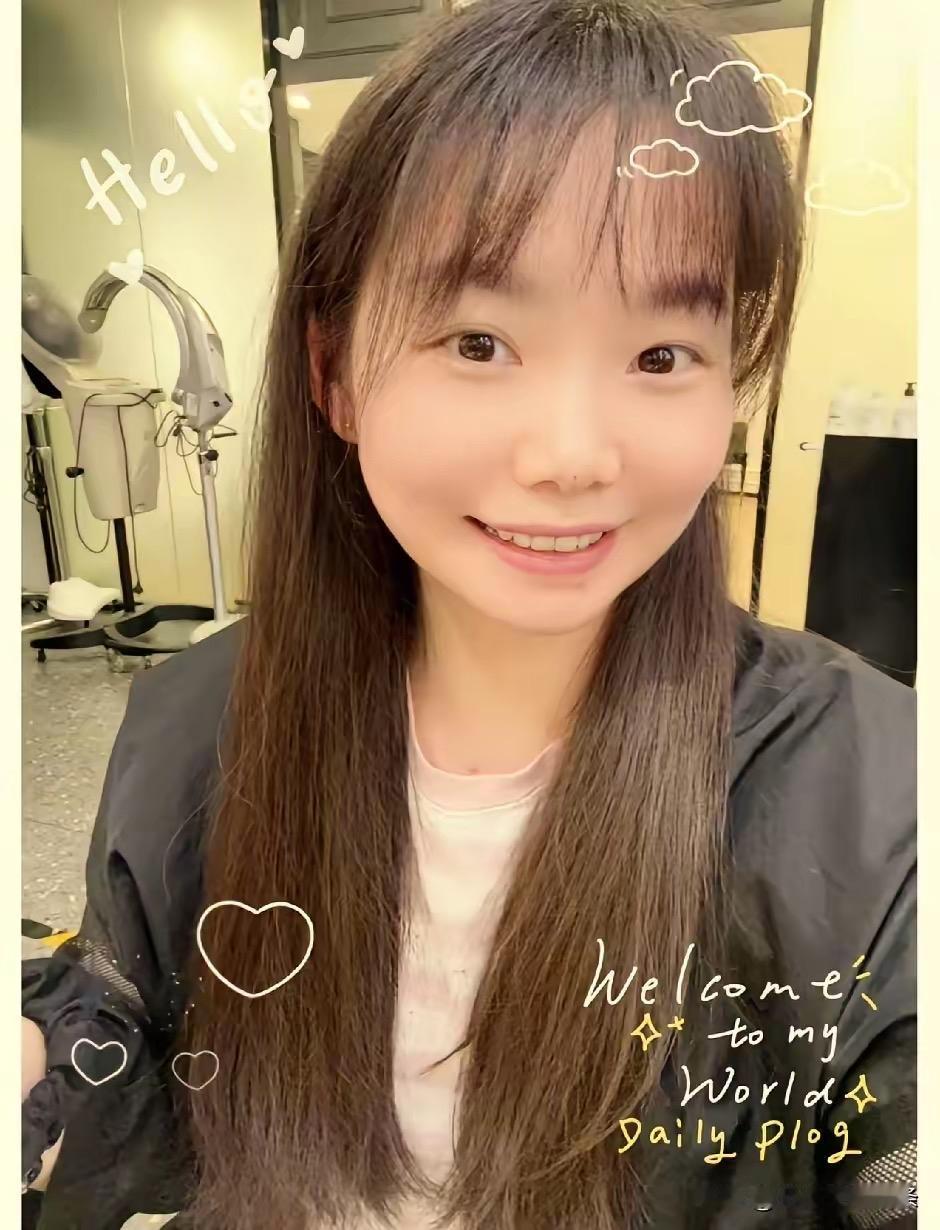 以前总觉得佳佳打扮的有点土！长长的头发随意挽个结，显得年龄都大了许多。

可是，