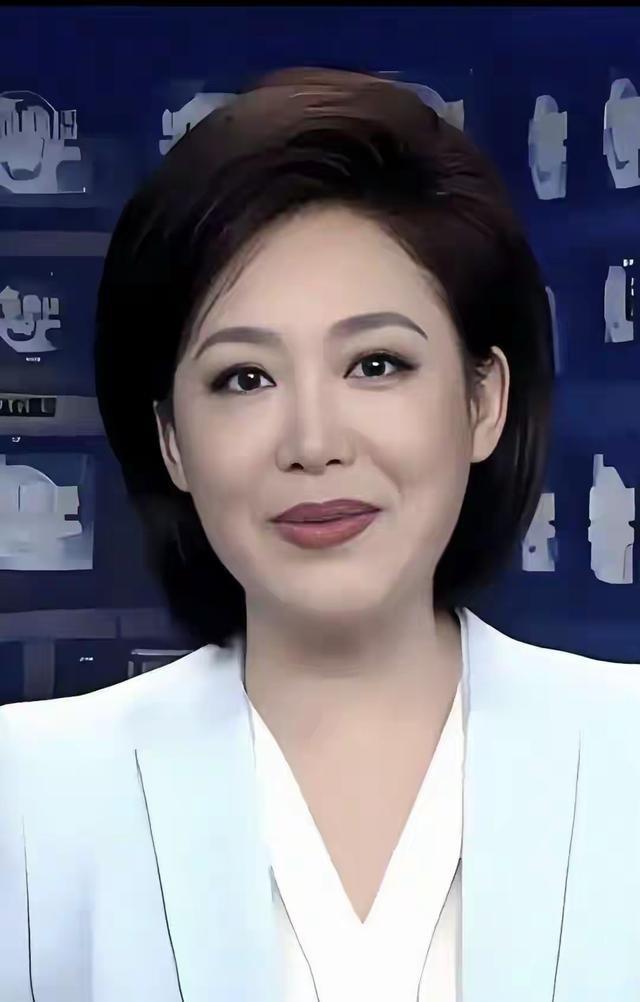 她比李修平更端庄，比刘芳菲还美，比董卿还有才华，在央视女主持人中最幸福的，因为她