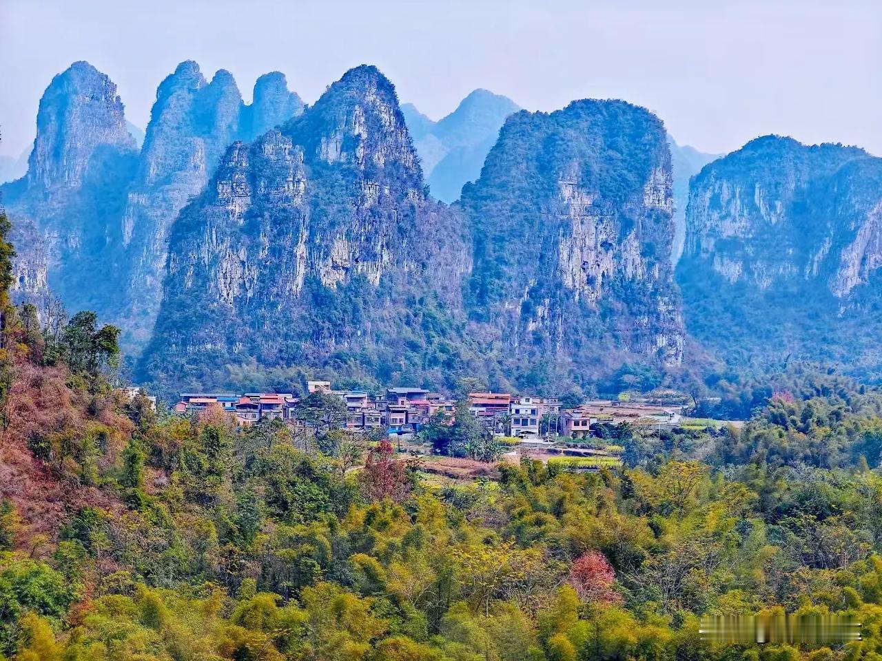 在河池金城江，这座烟火气四溢的小城，藏着无尽温柔与诗意。这儿的山水似灵动诗篇，每