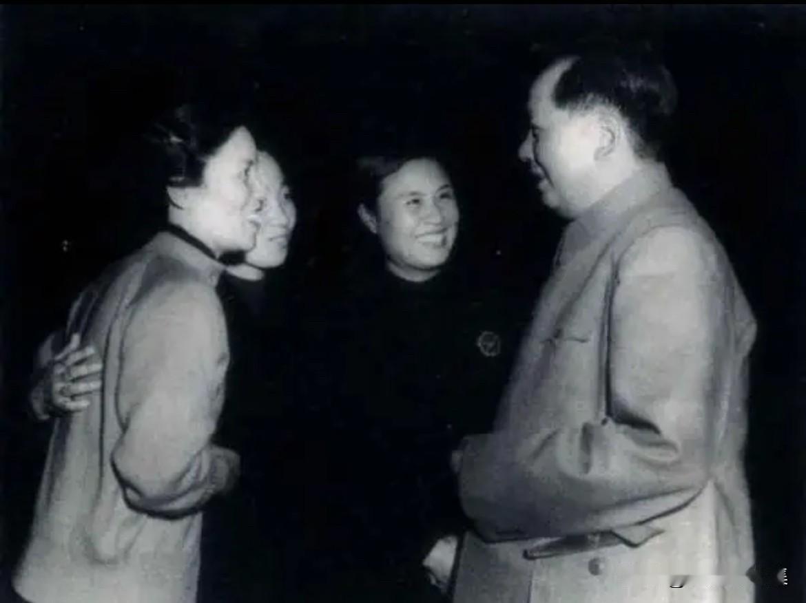 1954年8月，毛泽东在北京接见了电影艺术家舒绣文和桂剧演员尹羲等文艺界代表的场