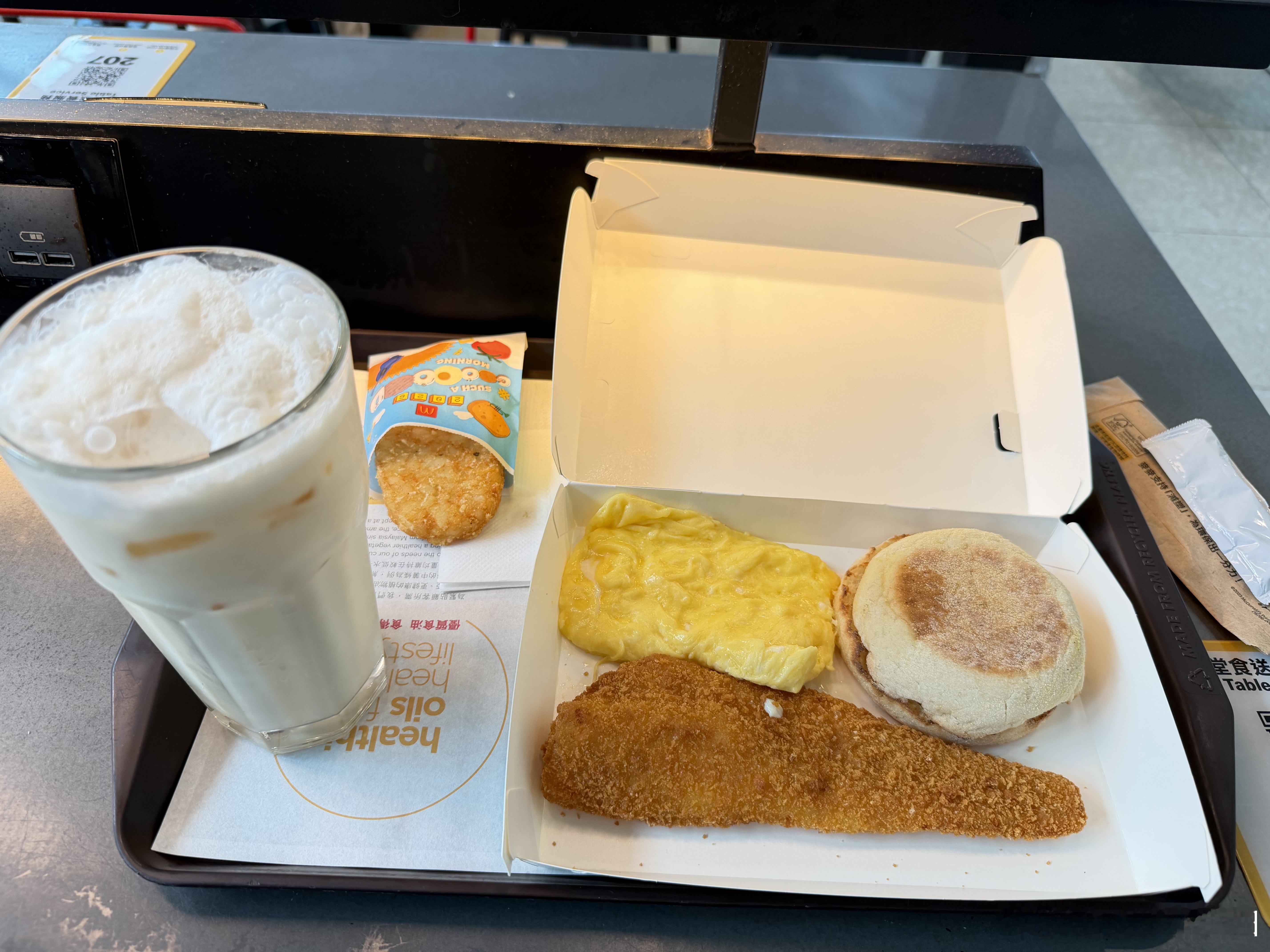 严肃品鉴一下麦当劳新品香港的麦当劳居然还有小袋的葡萄酱和美乃滋酱，第一次见