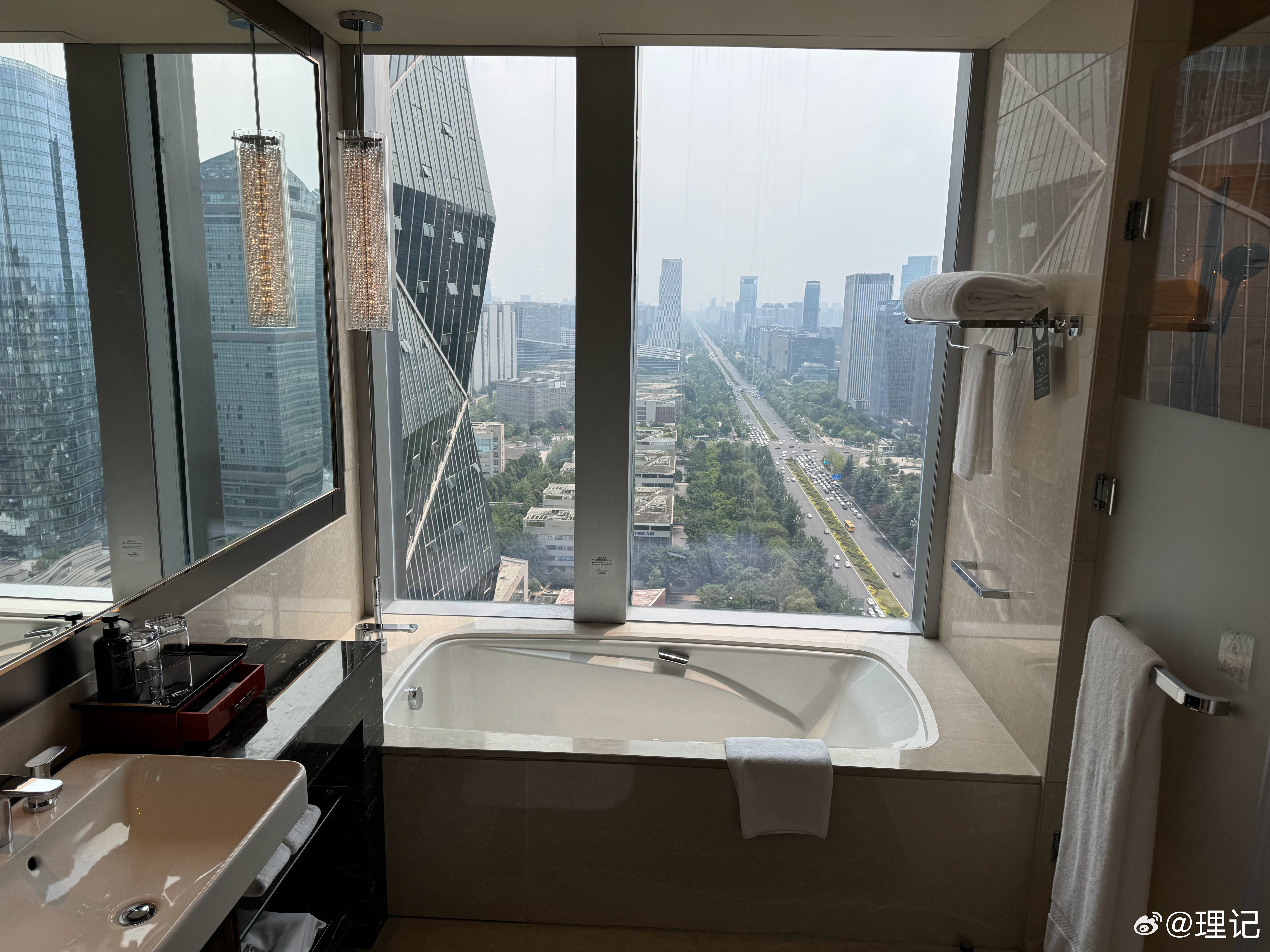 到成都了，要不要先泡一下？话说你们住酒店一般泡澡不？ ​​​