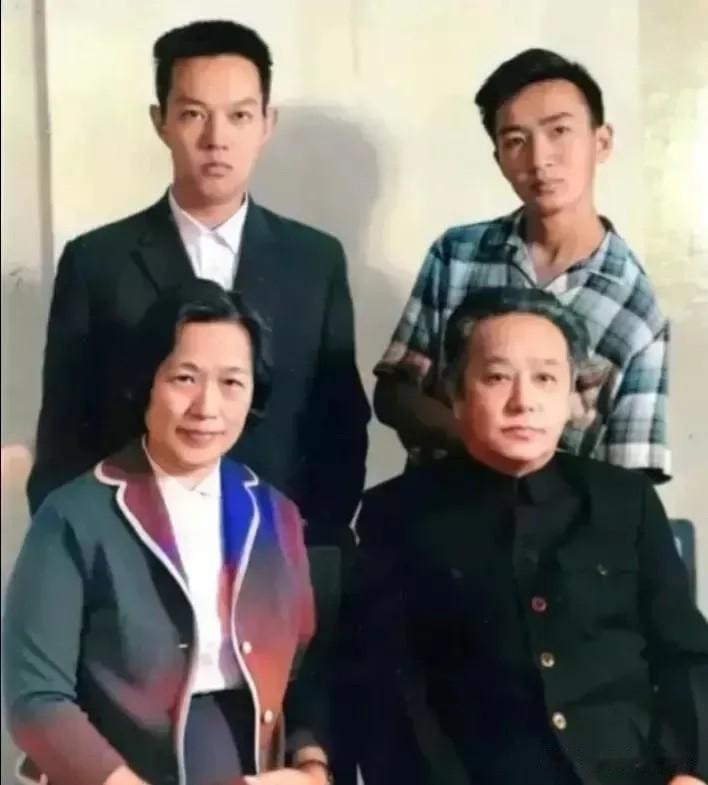 60年代，王明夫妇和两个儿子的合影，王明还有个女儿，但是没在这张照片中。
 
自