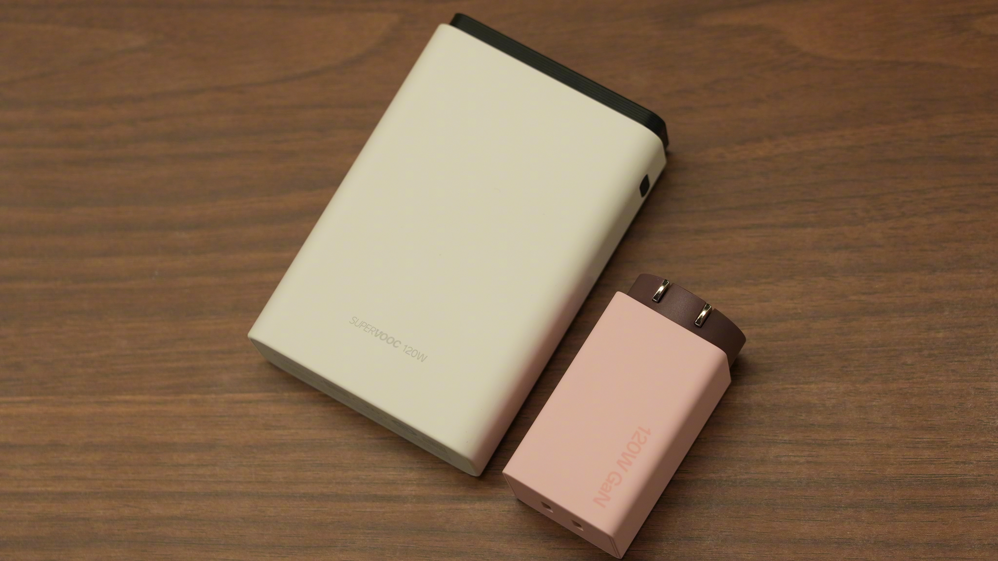 拿到两个OPPO 闪充品。白的这个充电宝120W ，15000mAh，能给笔记本