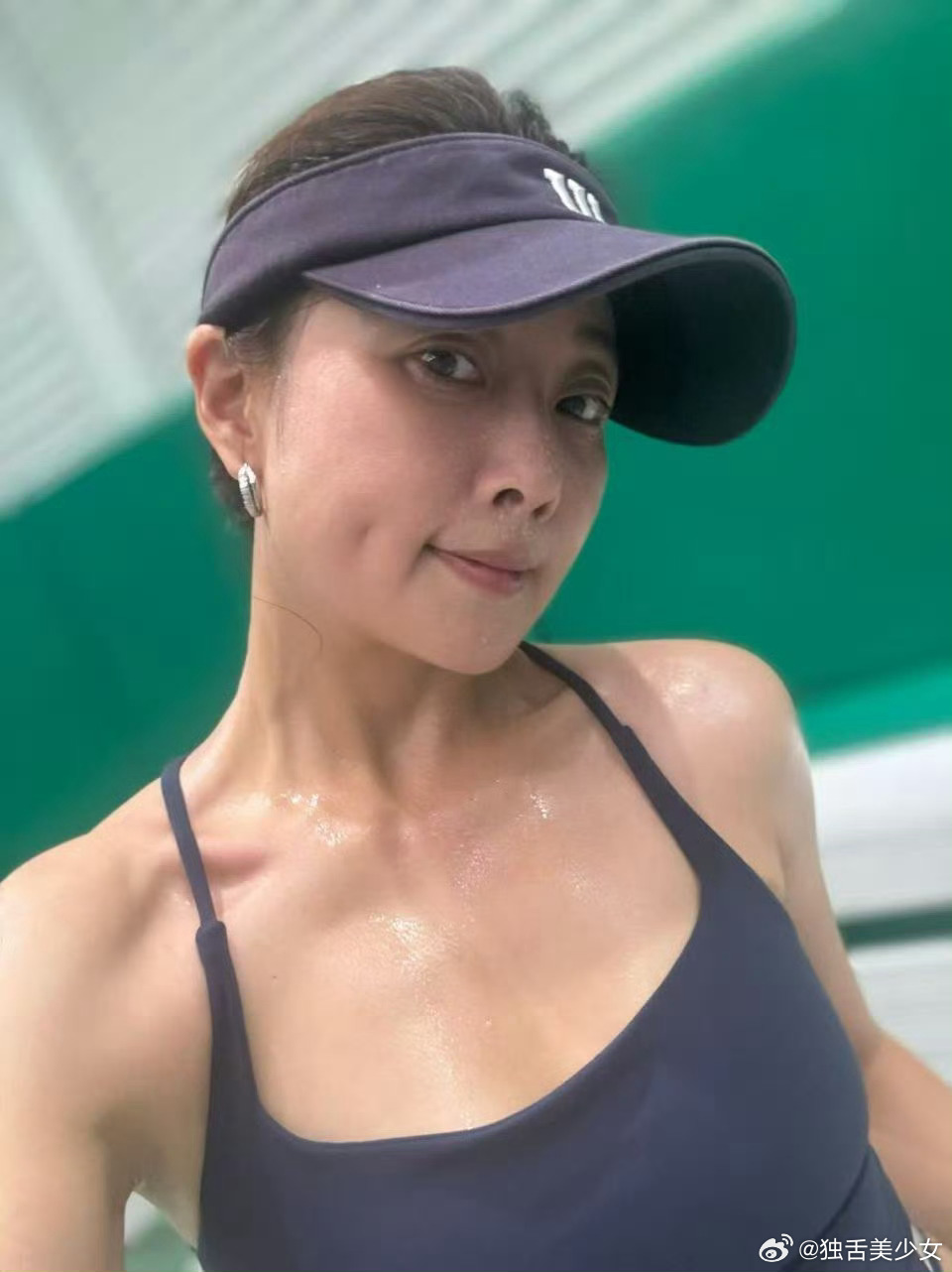 殷桃 姐姐这身材状态也太好了吧！四十六岁依旧线条紧致利落。运动场上满身薄汗，浑身
