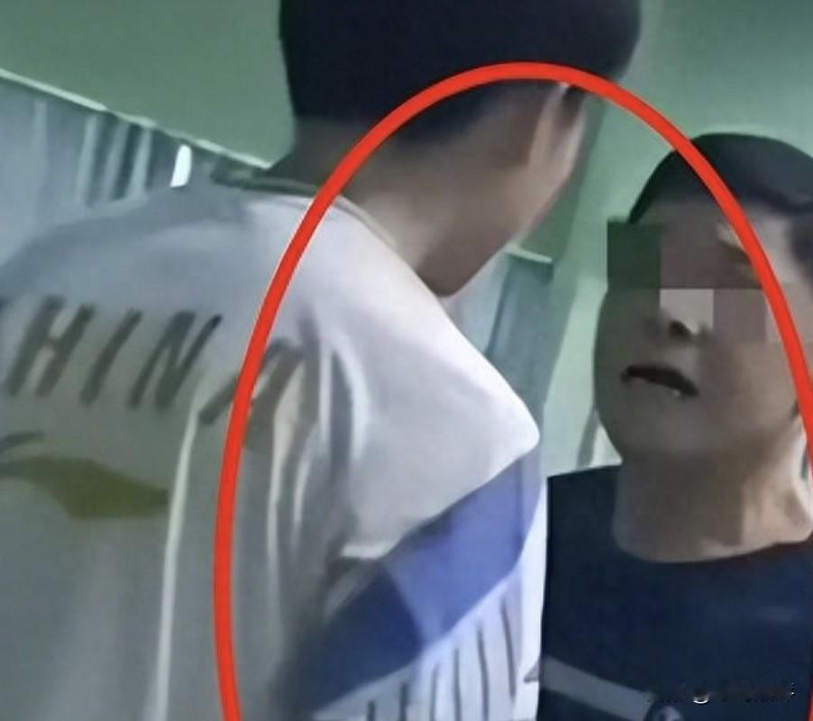 现在的老人真的是越来越无法无天了。这不前段时间有老人，强迫女孩给他让座，不让座就