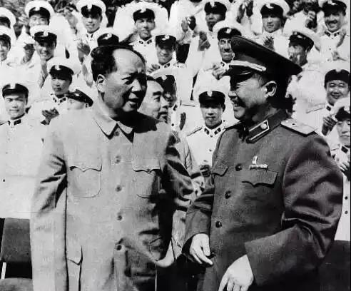 1959年10月，毛泽东主席和周恩来、贺龙接见受阅部队代表。毛主席与贺老总谈笑风