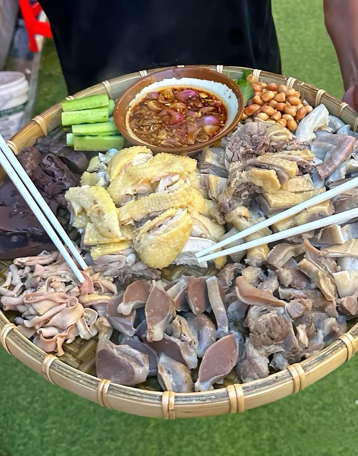 这个菜最起码也得来半斤白酒，再来点啤酒溜溜缝吧！要不都对不起这道菜[捂脸][捂脸