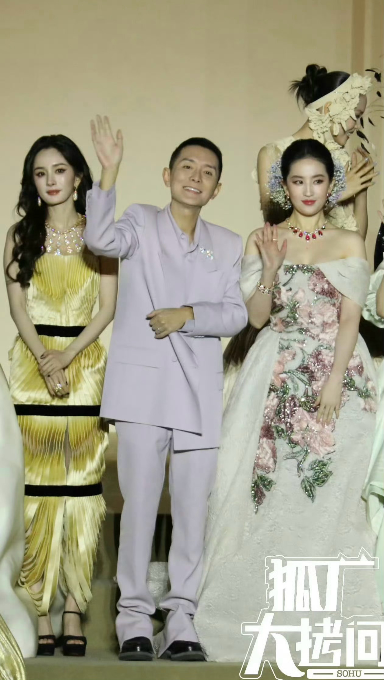刘亦菲杨幂同框，刘冲怎么跟个老头似的！[淚奔][淚奔][淚奔]VOGUE大合影刘