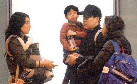 2018年，郭晶晶坐飞机回香港，在等车的同时，她将睡着的儿子抱在怀中，蹲在地上当